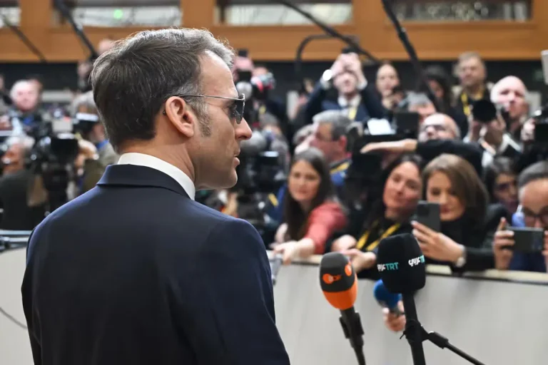 Journalists interviewing Emmanuel Macron at the European Council in Brussels. Photographer: Jennifer Jacquemart. © EU, 2026.