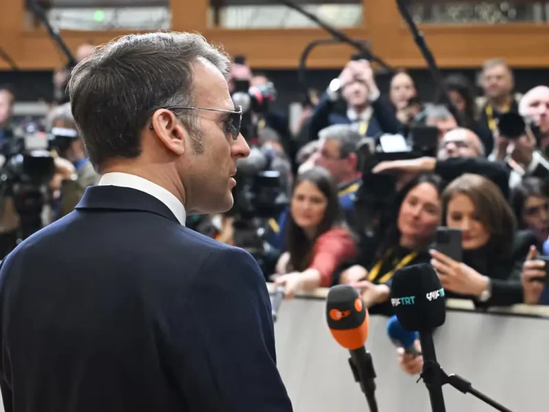 Journalists interviewing Emmanuel Macron at the European Council in Brussels. Photographer: Jennifer Jacquemart. © EU, 2026.