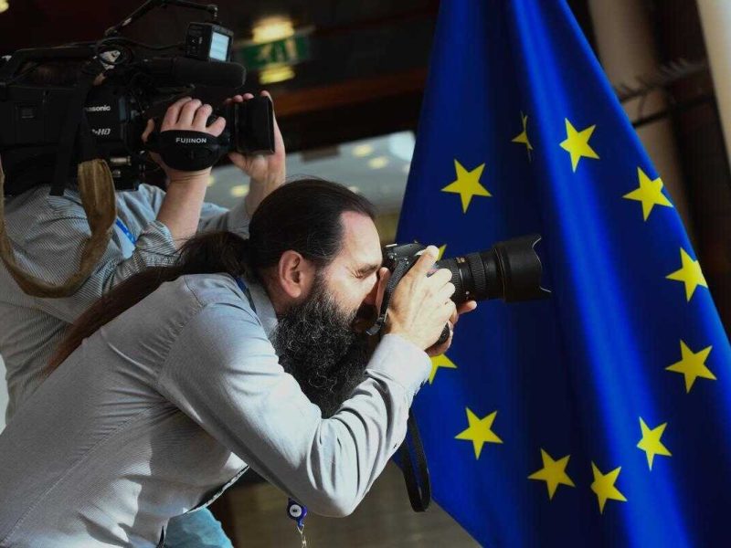 Photographer and Cameraman inside the Berlaymont ©EU2023 Photographer Mauro Bottaro