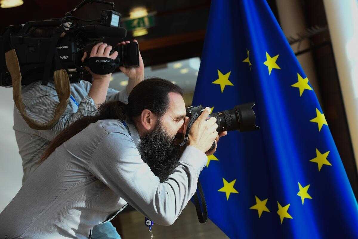 Photographer and Cameraman inside the Berlaymont ©EU2023 Photographer Mauro Bottaro