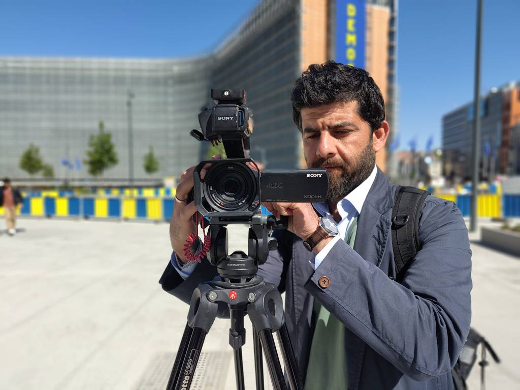 France 24 correspondent Hussein Hasan filming outside the European Commission in Brussels. ©BraveNews.eu